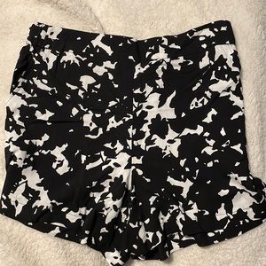 NWT Nine West black and white print shorts with pockets! Size women’s XL